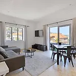Charming 2-Bed Sea Point Retreat Mountain Views