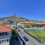 Charming 2-Bed Sea Point Retreat Mountain Views
