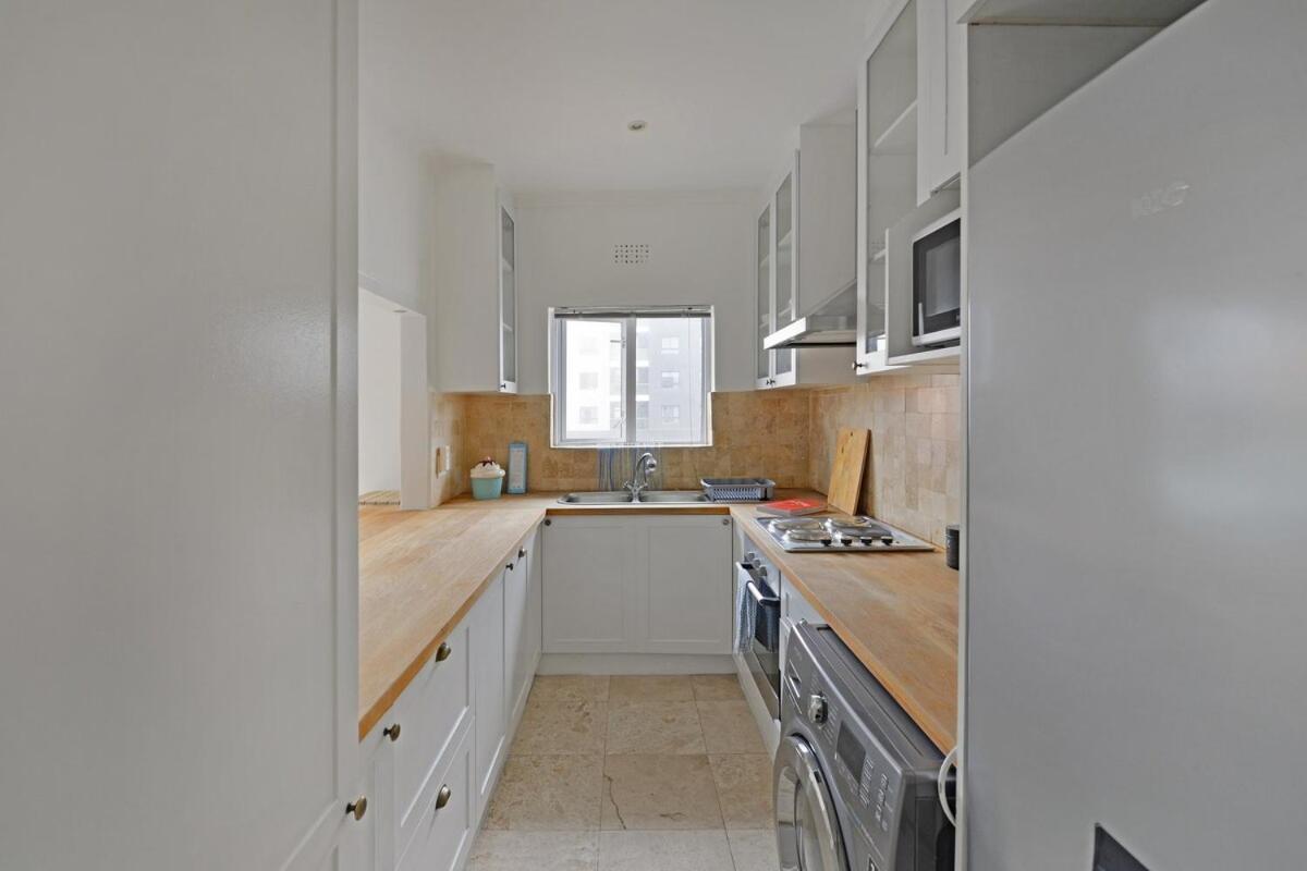Charming 2-bed Sea Point Retreat Mountain Views *