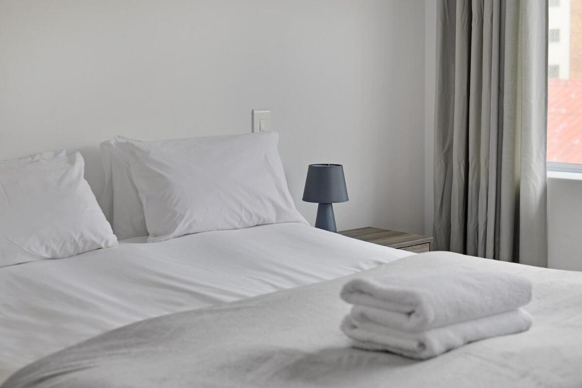 Charming 2-bed Sea Point Retreat Mountain Views Apartment *